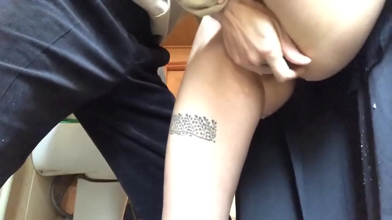 Squirt ໃນຫ້ອງນ້ໍາໂຮງຮຽນ, ເປັນ orgasm frothy ທີ່ແທ້ຈິງ - ຄູອາຈານຂອງຂ້າພະເຈົ້າເຮັດດີທີ່ສຸດ